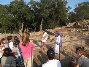 Dins les activitats del XIV Cap de Setmana Ibèric (2014), vam crear la “Sessió d’Històries i contes de les dones iberes al jaciment de Puig de Castellet (Lloret de Mar)”.