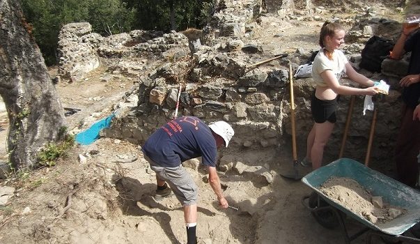 Novetats arqueològiques al castell de Sant Iscle de Vidreres. Campanya 2017.