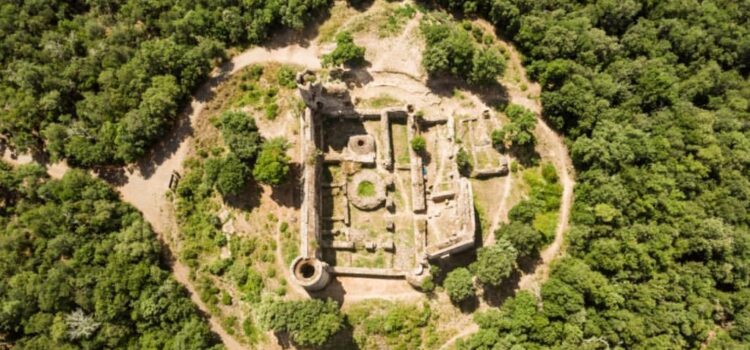 Documentat un nou tram de muralla paral·lel a la muralla nord al castell de Sant Iscle de Vidreres